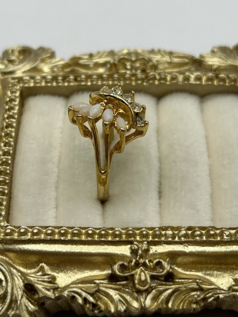 Vintage Gold Tone Floral Cluster Ring Opalescent Rhinestone Size 7.5 Cottagecore - Picture 4 of 12